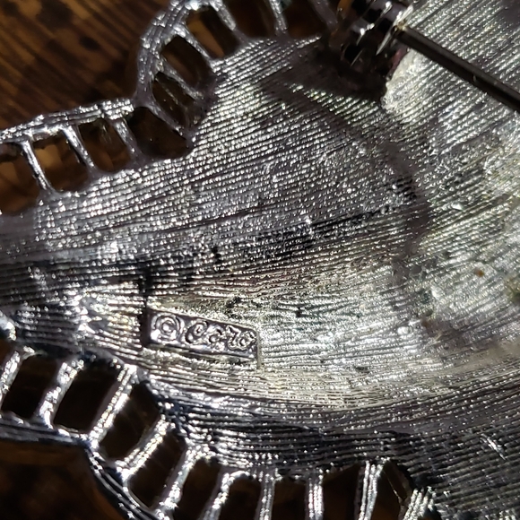 Vintage Coro Silvertone Angel Wings Brushed Metal and Filigree Border Pendant - Picture 6 of 6